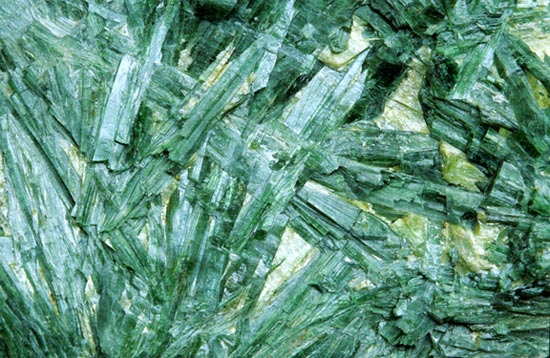 Актинолит (стиболит) - ювелирный сланец.